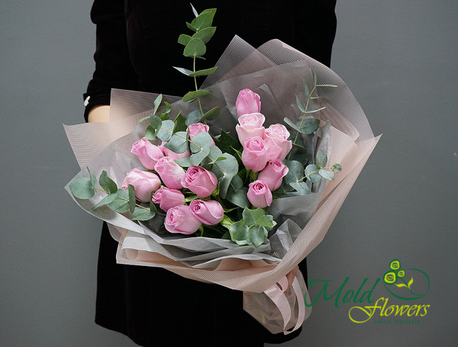 Букет из розовых роз с эвкалиптом Фото